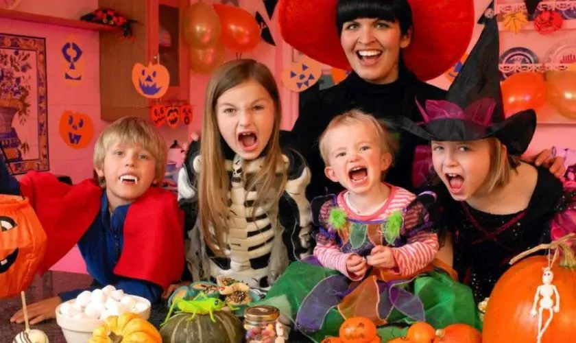 Hoạt động hóa trang Halloween