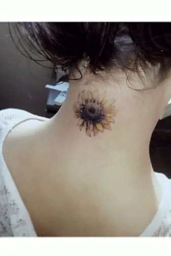 Tattoo mini hoa hướng dương ở sau gáy