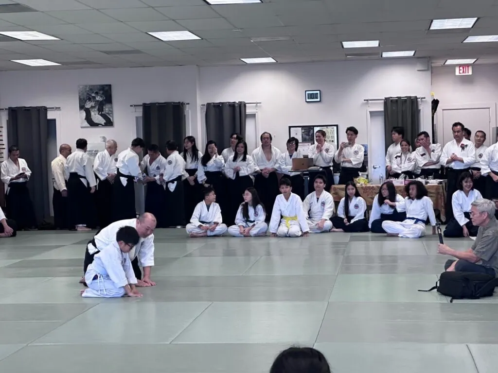 Các trưởng tràng hướng dẫn các môn sinh nhỏ tuổi một cách tận tình