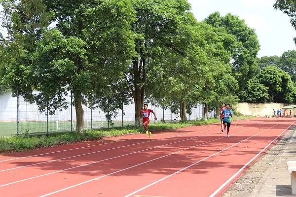 Học sinh tập thể dục