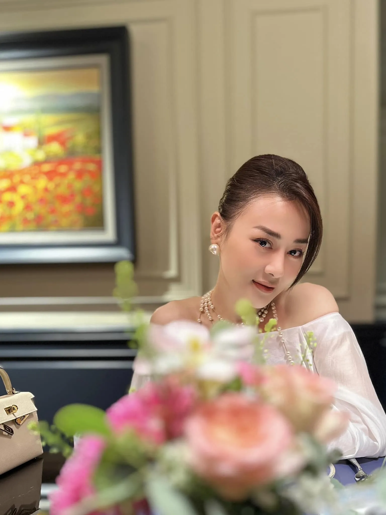 Phương Oanh và một người đàn ông đứng chung dưới ánh nắng
