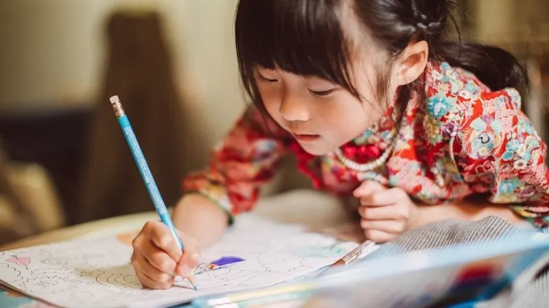 Tìm hiểu các bước dạy bé vẽ hoa đơn giản.