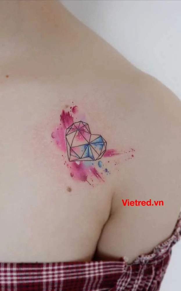 Hình xăm trái tim đỏ trên ngực