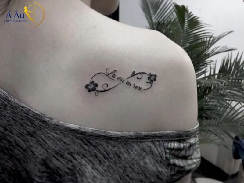 Hình xăm vô cực ở vai cho nữ