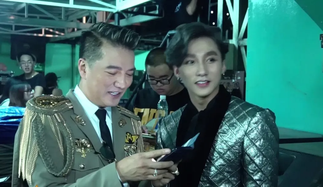 Sơn Tùng cạnh Mr. Đàm