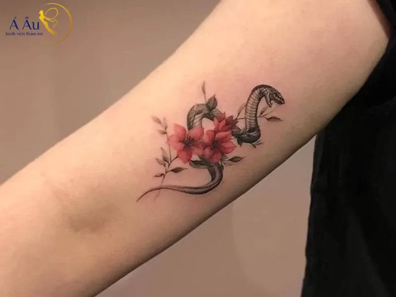 Tattoo rắn và hoa đầy cá tính