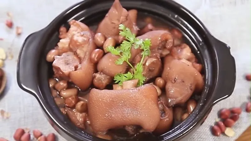 Giò heo hầm đậu phộng