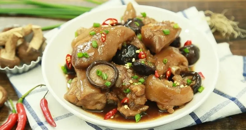 Giò heo hầm nấm và cà rốt