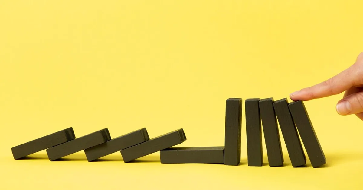 Hiệu ứng domino mô phỏng chuỗi phản ứng dây chuyền từ một tác động nhỏ ban đầu
