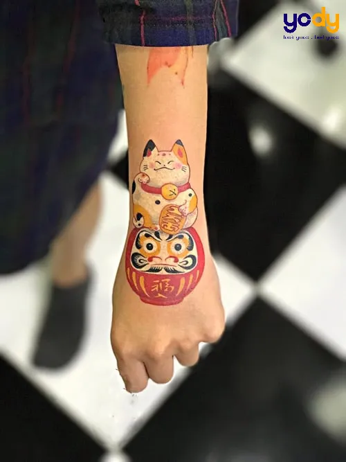 Hình xăm thần tài mini phong thủy ở tay