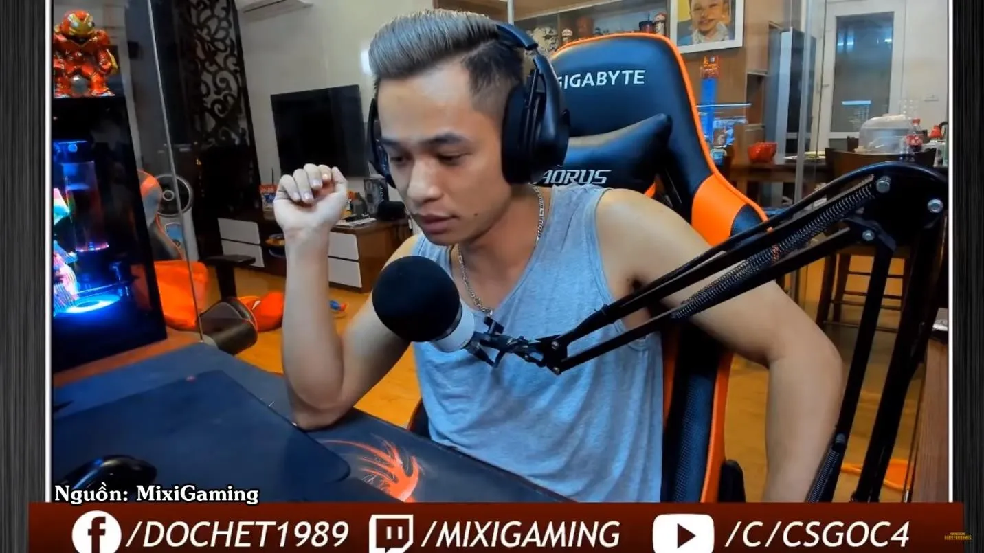 Khoảnh khắc xúc động khi Độ Mixi chia sẻ về bố trong livestream