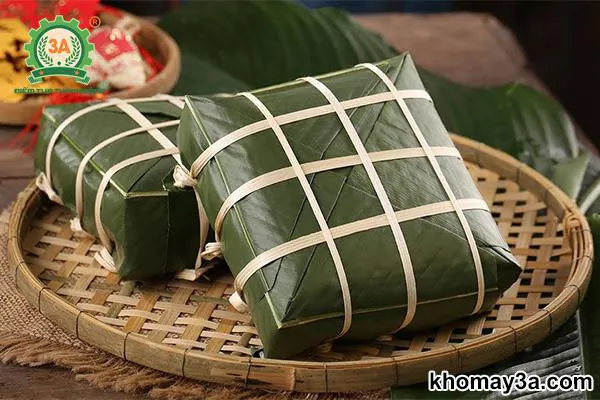 Luộc bánh chưng bằng bếp củi ngày Tết