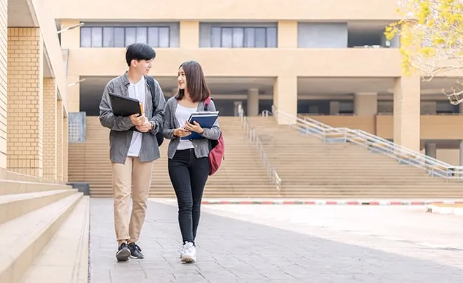 Bạn nam học sinh âm thầm quan tâm bạn gái