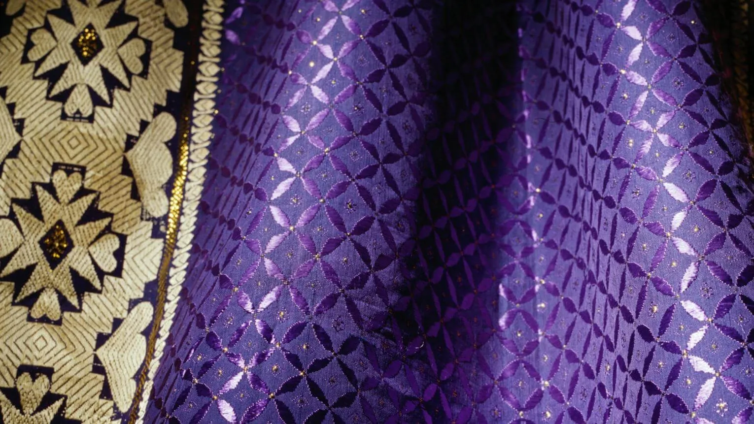 Màu tía lại là biểu tượng của hoàng gia