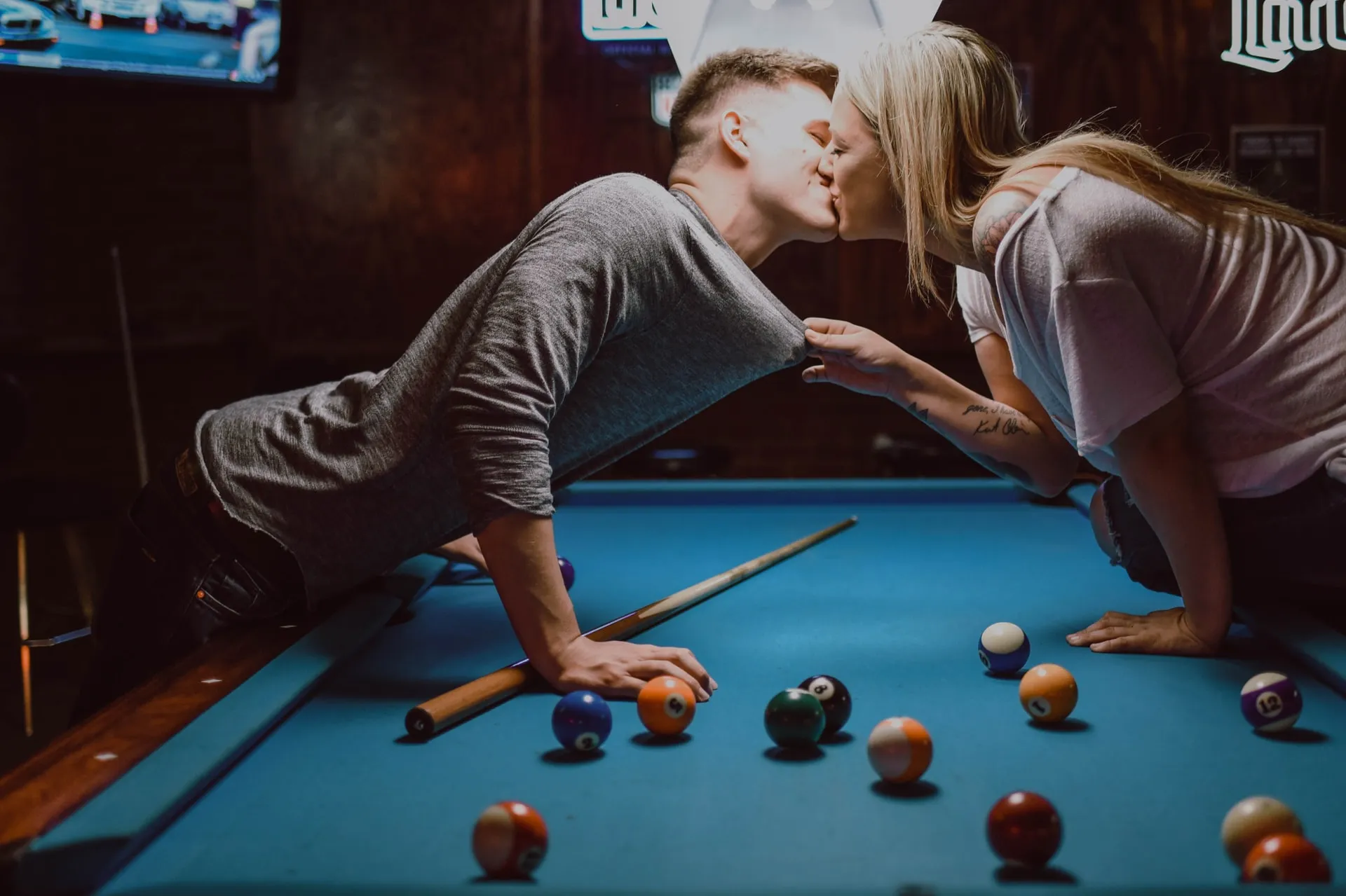 Một chàng trai trẻ đăng nhập ứng dụng hẹn hò để tìm đối tác hook up