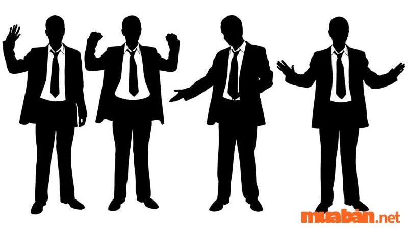 Một người đàn ông sử dụng ngôn ngữ cơ thể để thể hiện sự lạnh lùng