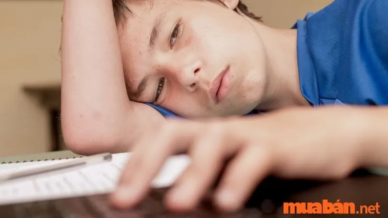 Một người đàn ông với vẻ mặt thờ ơ, không quan tâm đến xung quanh