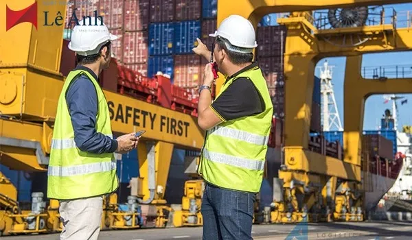 nhan-vien-hien-truong