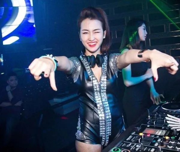 Phong cách thời trang của DJ Trang Moon luôn năng động và cá tính.