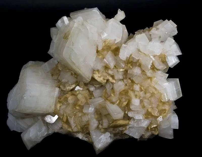 Quặng dolomit có cấu trúc tinh thể đặc trưng và màu sắc đa dạng