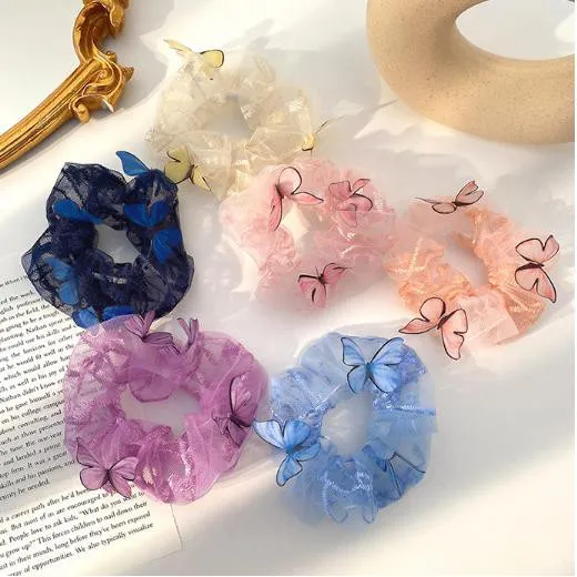 Ảnh cận cảnh chiếc scrunchie màu hồng đính kèm hình bướm