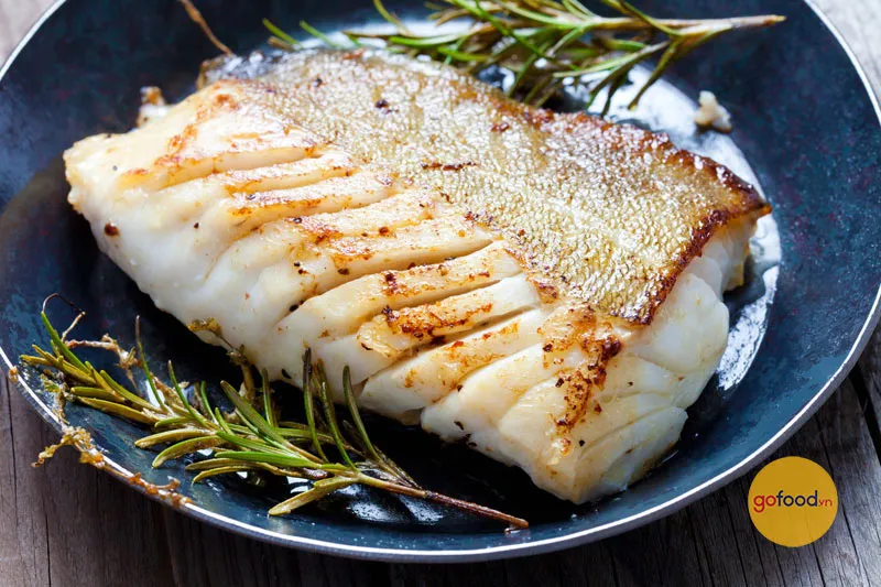 Cá tuyết nướng cùng lá hương thảo