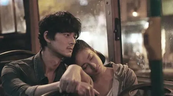 Cô gái buồn bã nhìn ra cửa sổ, tượng trưng cho sự chia ly và nỗi buồn sau chia tay