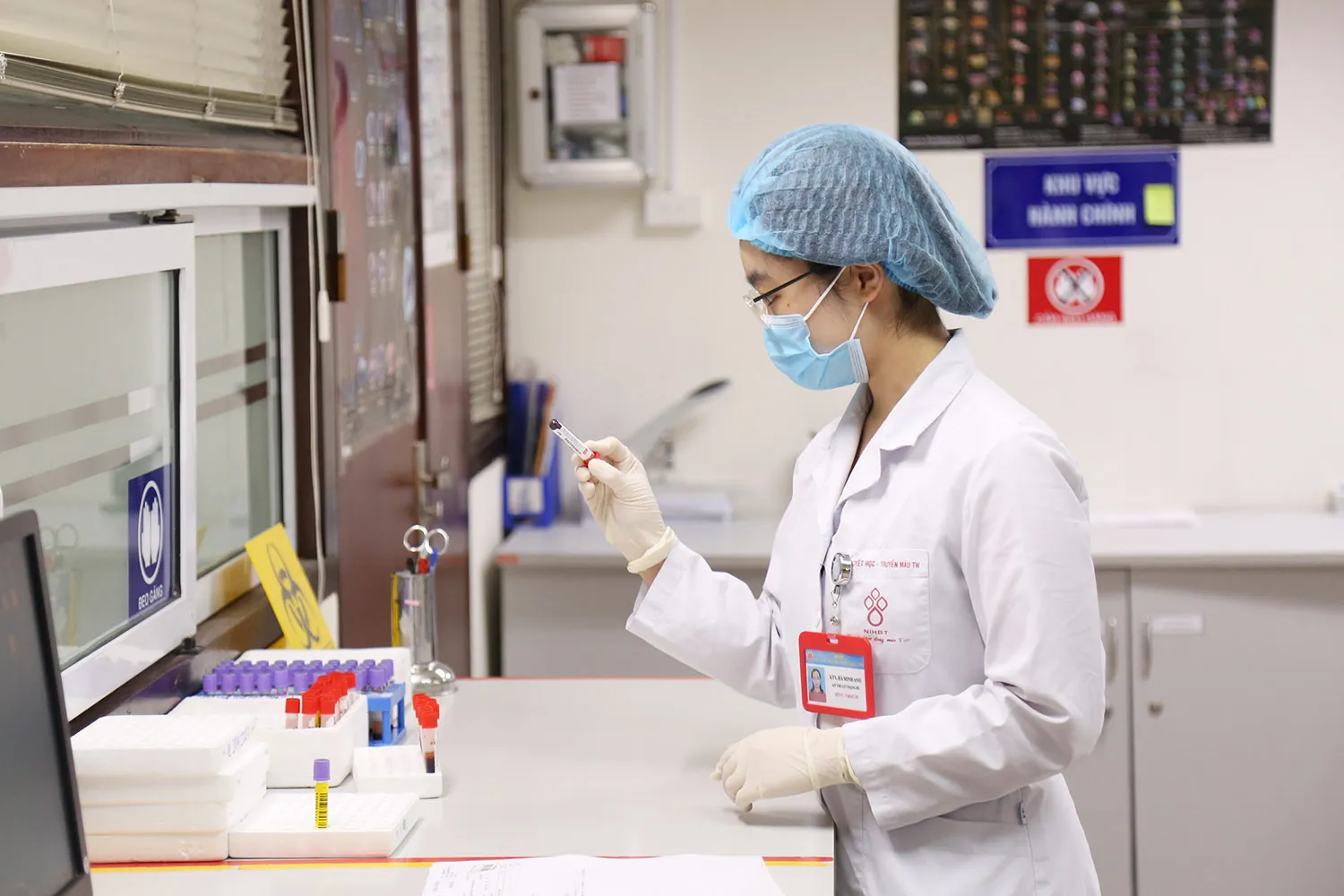 Kỹ thuật viên thực hiện điện di huyết sắc tố