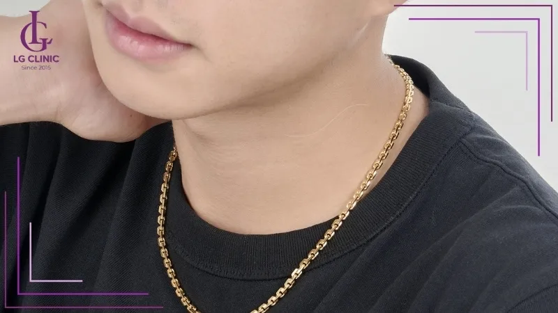 Lông trắng có thể mọc gần mặt ở vùng cổ mang ý nghĩa phong thủy tích cực, báo hiệu vận may