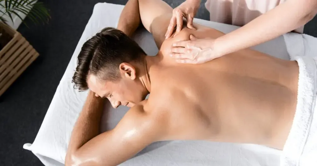 Massage vai cho chàng