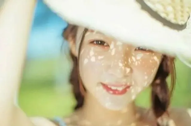 Một người đang cố gắng xóa đi hình ảnh của người yêu cũ trên điện thoại, thể hiện sự quyết tâm quên đi quá khứ