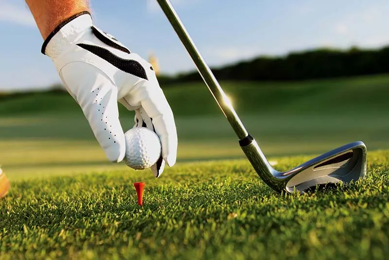 người chơi golf đang sử dụng gậy sắt