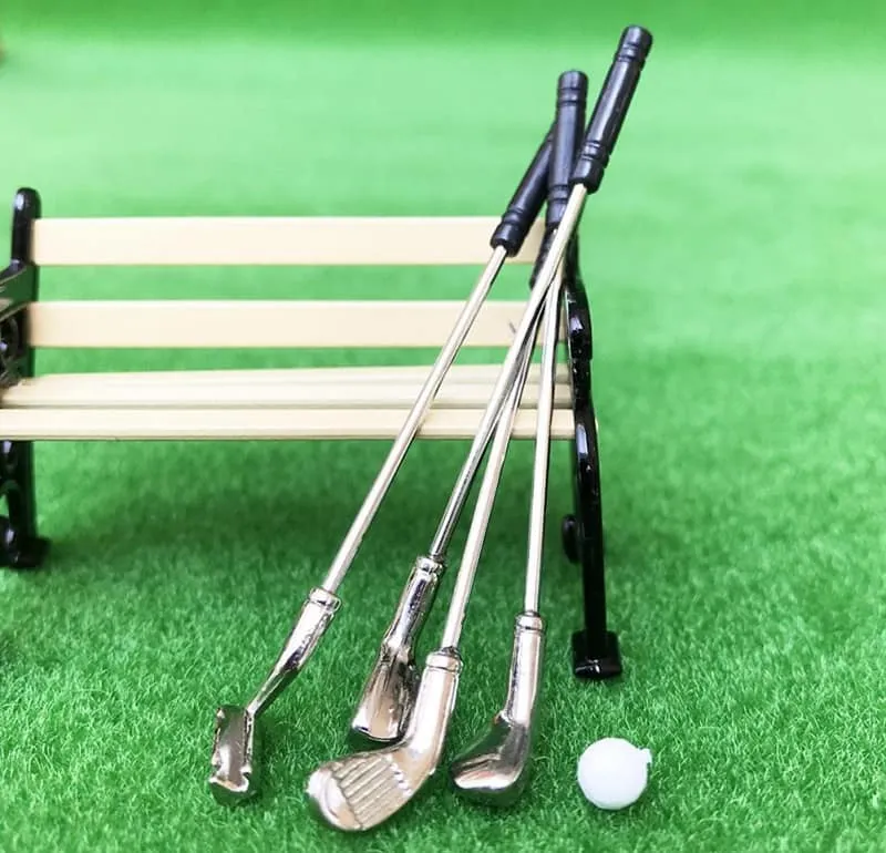 người chơi golf đang vung gậy