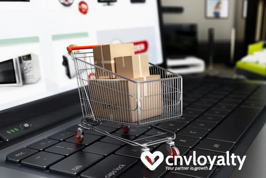 Nhân viên đang kiểm tra thông tin đơn hàng trên máy tính, minh họa cho việc quản lý đơn hàng