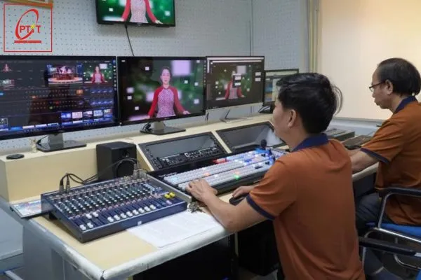 Nhân viên kỹ thuật viễn thông đang kiểm tra thiết bị