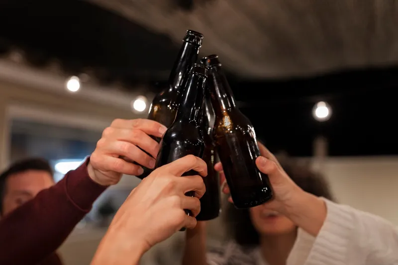 Uống nhiều rượu bia có thể gây tổn thương gan